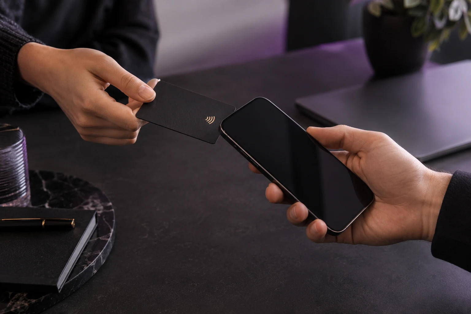 Wizualizacja zbliżenia telefonu do wizytówki NFC